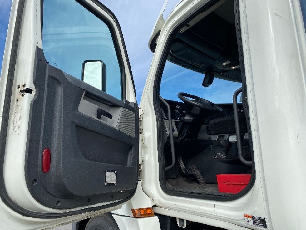 Day Cab Tractor-Heavy Duty Tractors-Freightliner-2019-T12664ST-Salt Lake City-UT-469,979\n\t\tmiles-$ 50,000 - Image 9