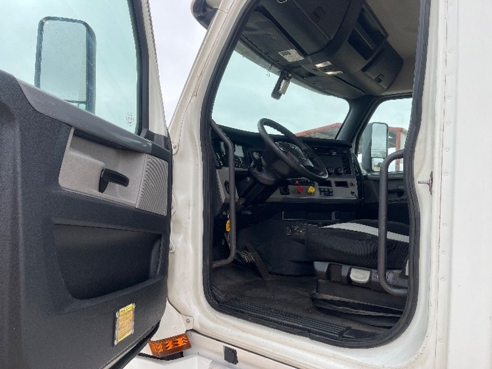Day Cab Tractor-Heavy Duty Tractors-Freightliner-2019-T12664ST-San Angelo-TX-409,474\n\t\tmiles-$ 41,250 - Image 9