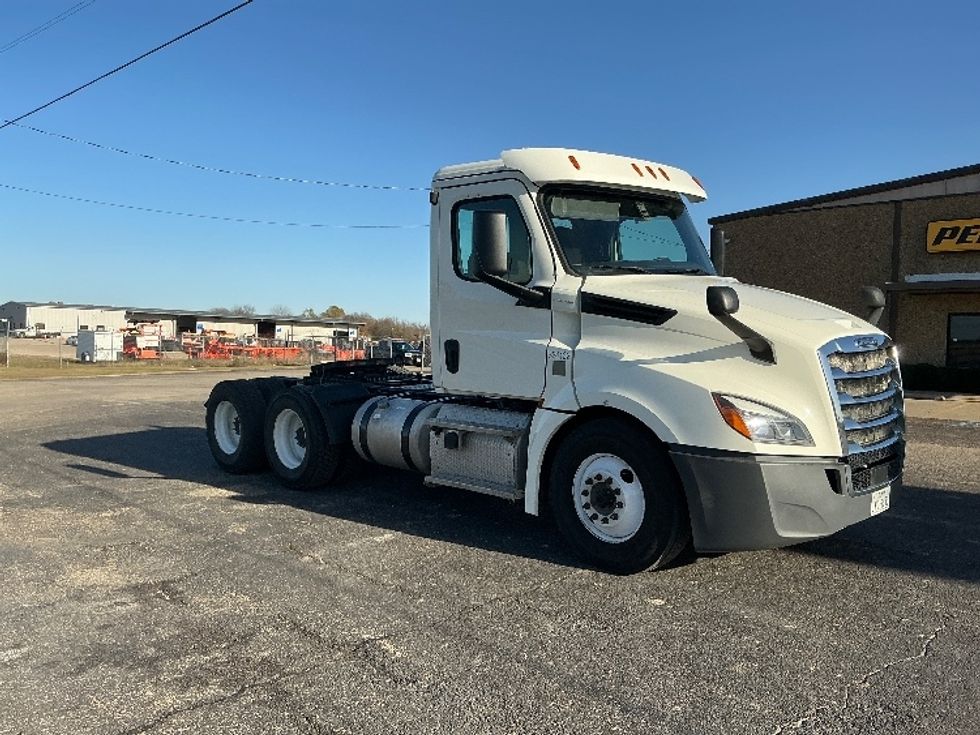 Day Cab Tractor-Heavy Duty Tractors-Freightliner-2019-T12664ST-San Antonio-TX-331,008\n\t\tmiles-$ 50,250 - Image 1
