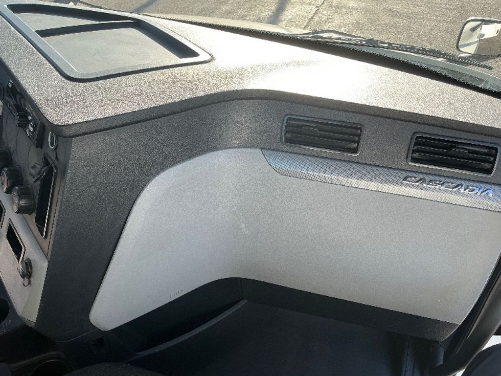 Day Cab Tractor-Heavy Duty Tractors-Freightliner-2019-T12664ST-San Antonio-TX-331,008\n\t\tmiles-$ 50,250 - Image 13