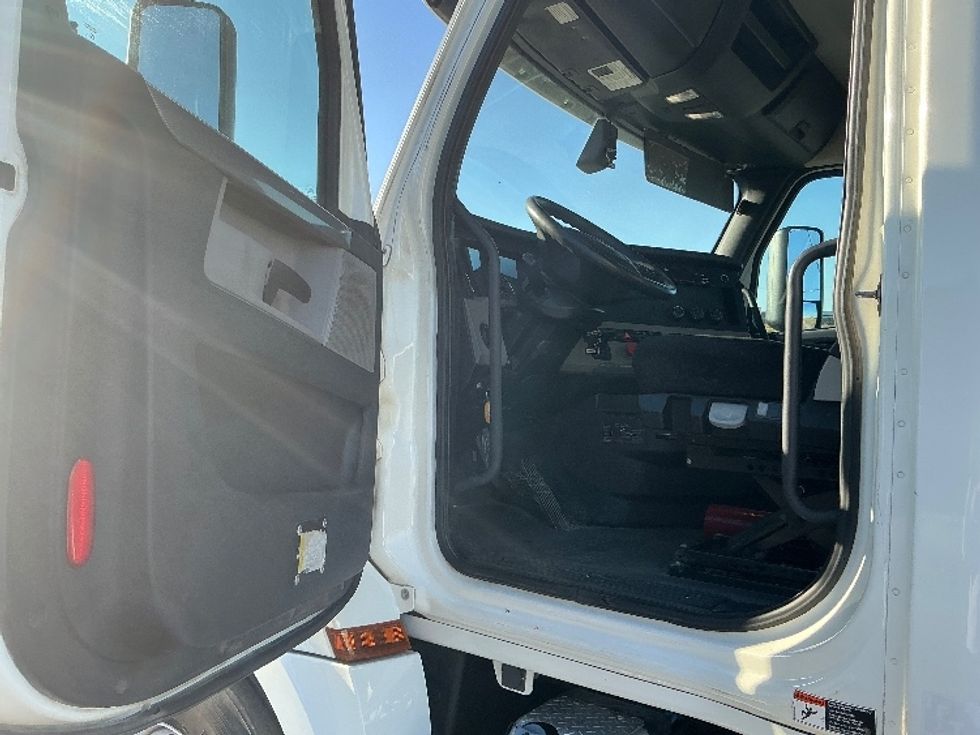 Day Cab Tractor-Heavy Duty Tractors-Freightliner-2019-T12664ST-San Antonio-TX-331,008\n\t\tmiles-$ 50,250 - Image 9