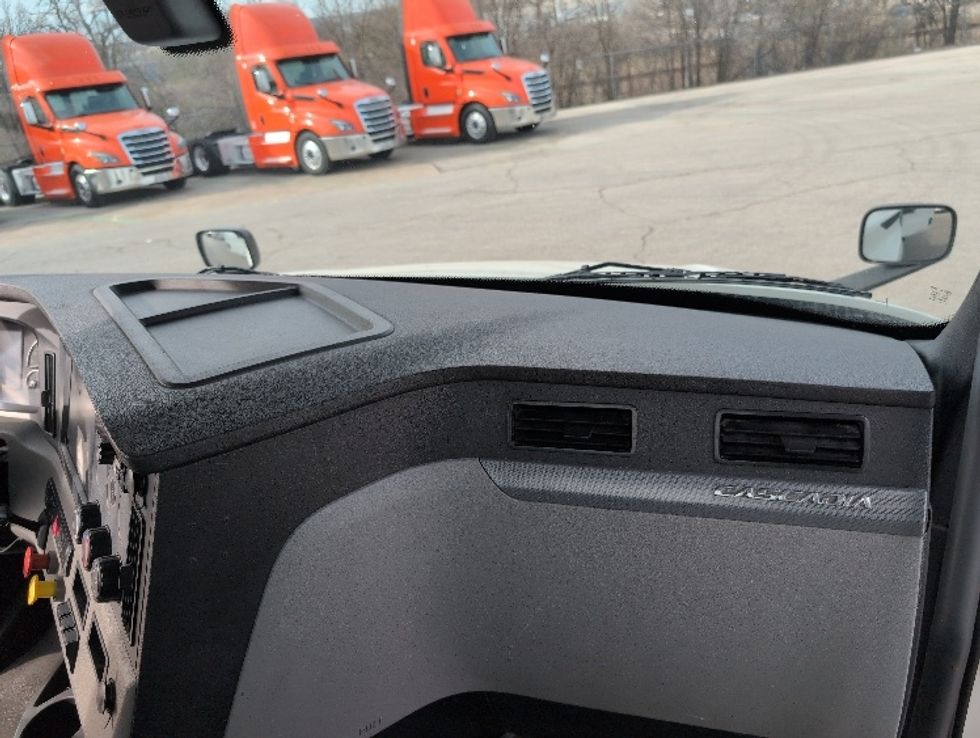 Day Cab Tractor-Heavy Duty Tractors-Freightliner-2019-T12664ST-San Antonio-TX-357,097\n\t\tmiles-$ 46,750 - Image 13