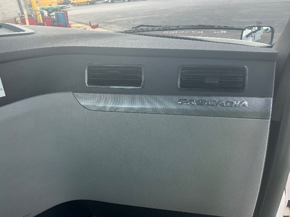 Day Cab Tractor-Heavy Duty Tractors-Freightliner-2019-T12664ST-San Antonio-TX-357,132\n\t\tmiles-$ 51,750 - Image 13