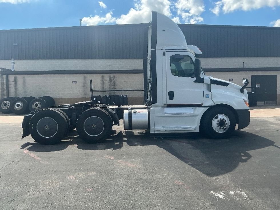 Day Cab Tractor-Heavy Duty Tractors-Freightliner-2019-T12664ST-San Antonio-TX-357,132\n\t\tmiles-$ 51,750 - Image 8
