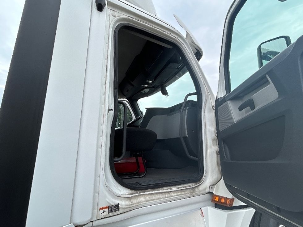 Day Cab Tractor-Heavy Duty Tractors-Freightliner-2019-T12664ST-San Antonio-TX-368,543\n\t\tmiles-$ 51,250 - Image 12