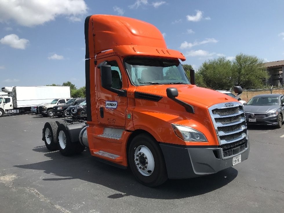 Day Cab Tractor-Heavy Duty Tractors-Freightliner-2019-T12664ST-San Antonio-TX-384,615\n\t\tmiles-$ 54,750 - Image 1