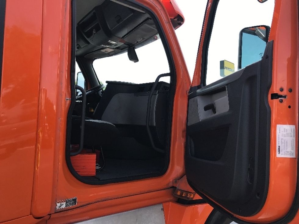 Day Cab Tractor-Heavy Duty Tractors-Freightliner-2019-T12664ST-San Antonio-TX-384,615\n\t\tmiles-$ 54,750 - Image 12