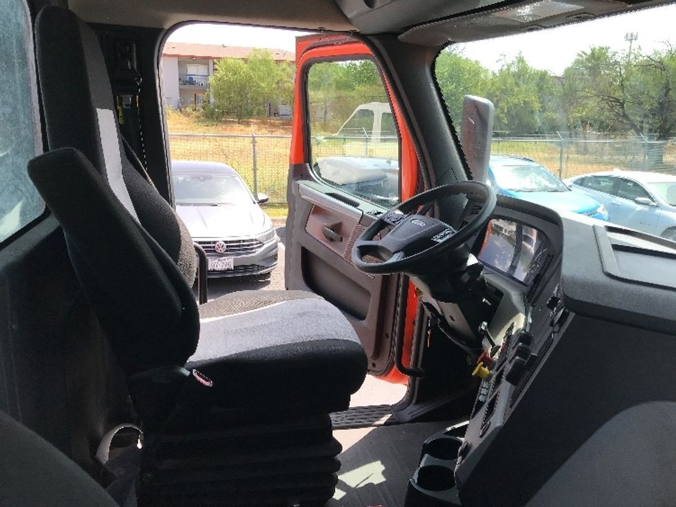 Day Cab Tractor-Heavy Duty Tractors-Freightliner-2019-T12664ST-San Antonio-TX-384,615\n\t\tmiles-$ 54,750 - Image 14