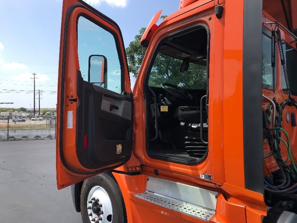 Day Cab Tractor-Heavy Duty Tractors-Freightliner-2019-T12664ST-San Antonio-TX-384,615\n\t\tmiles-$ 54,750 - Image 9