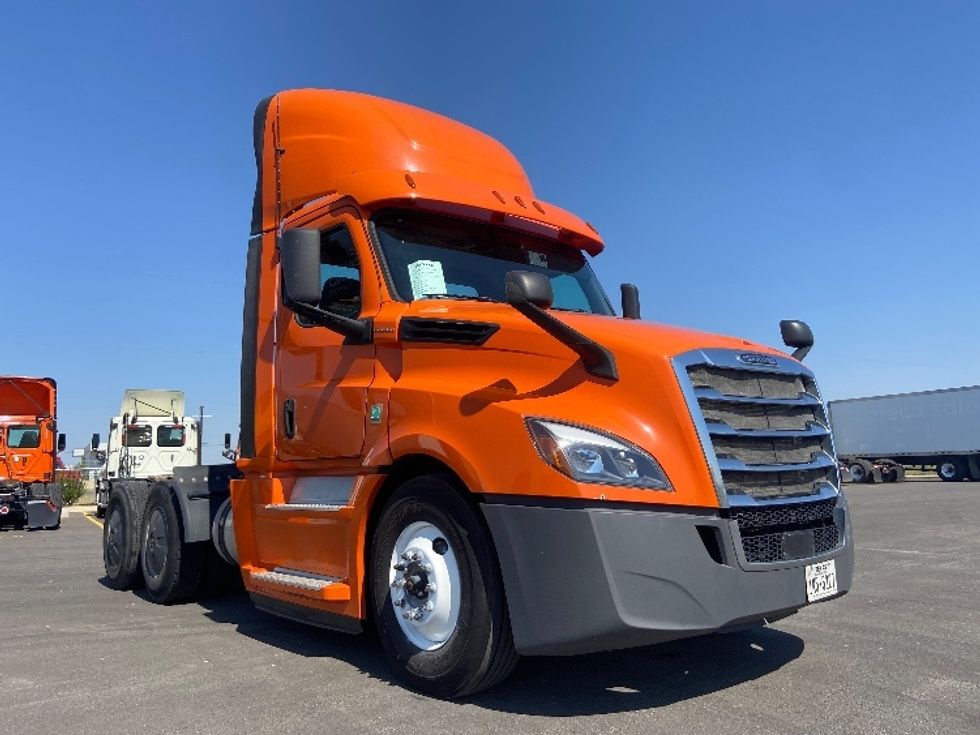 Day Cab Tractor-Heavy Duty Tractors-Freightliner-2019-T12664ST-San Antonio-TX-394,382\n\t\tmiles-$ 54,250 - Image 1
