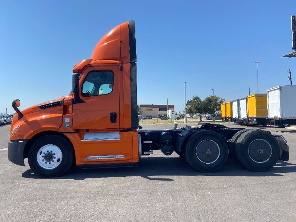 Day Cab Tractor-Heavy Duty Tractors-Freightliner-2019-T12664ST-San Antonio-TX-394,382\n\t\tmiles-$ 54,250 - Image 4