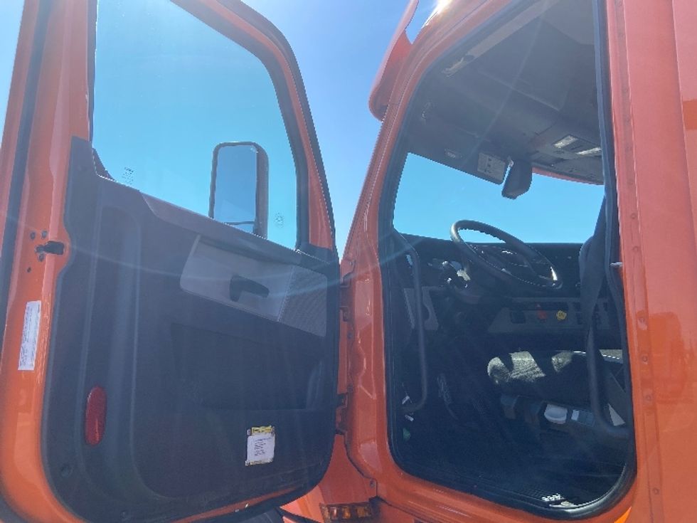 Day Cab Tractor-Heavy Duty Tractors-Freightliner-2019-T12664ST-San Antonio-TX-394,382\n\t\tmiles-$ 54,250 - Image 8