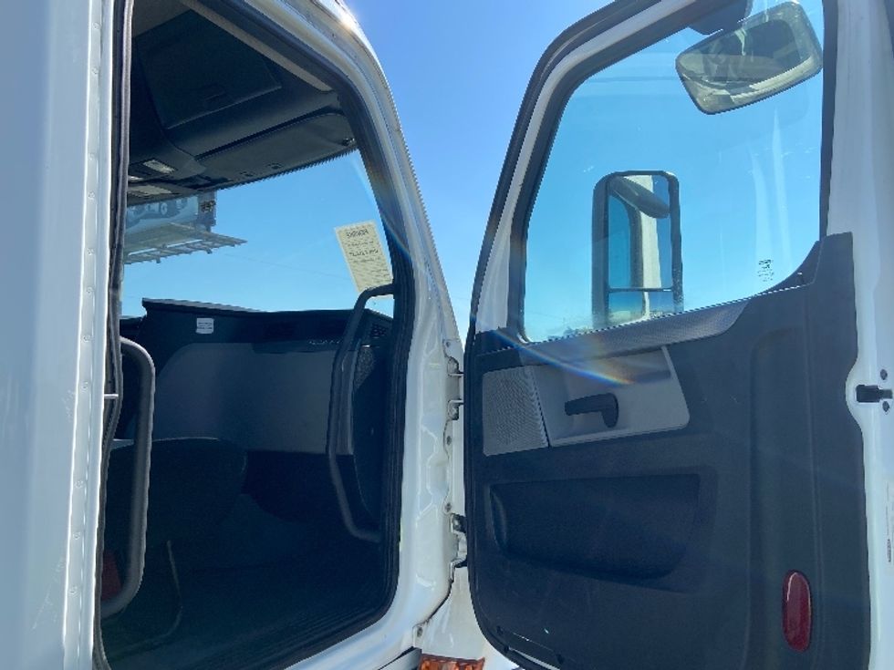 Day Cab Tractor-Heavy Duty Tractors-Freightliner-2019-T12664ST-San Antonio-TX-402,805\n\t\tmiles-$ 47,750 - Image 12