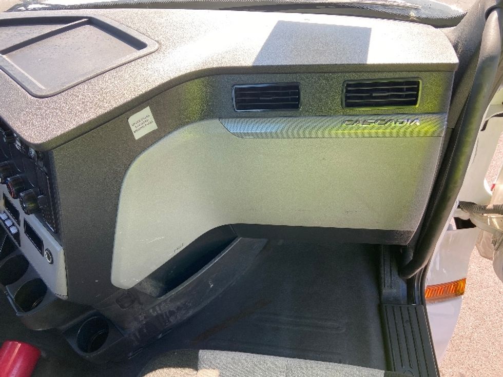 Day Cab Tractor-Heavy Duty Tractors-Freightliner-2019-T12664ST-San Antonio-TX-402,805\n\t\tmiles-$ 47,750 - Image 13