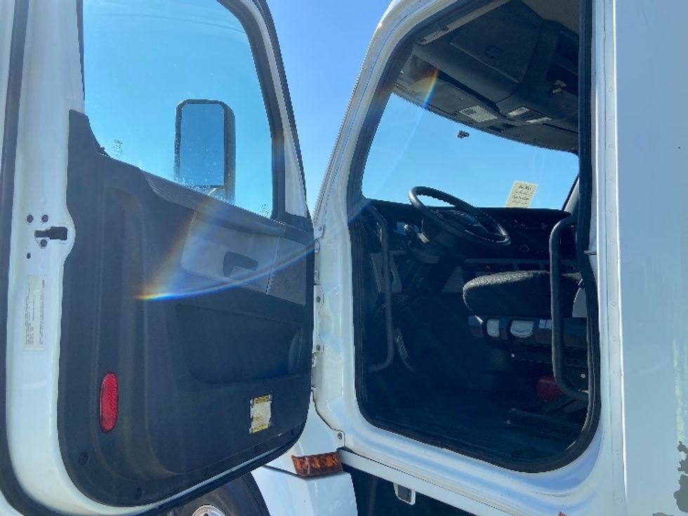 Day Cab Tractor-Heavy Duty Tractors-Freightliner-2019-T12664ST-San Antonio-TX-402,805\n\t\tmiles-$ 47,750 - Image 9