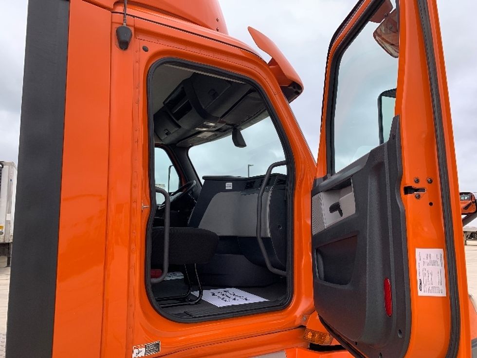 Day Cab Tractor-Heavy Duty Tractors-Freightliner-2019-T12664ST-San Antonio-TX-525,900\n\t\tmiles-$ 42,750 - Image 12