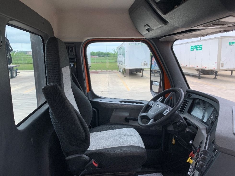 Day Cab Tractor-Heavy Duty Tractors-Freightliner-2019-T12664ST-San Antonio-TX-525,900\n\t\tmiles-$ 42,750 - Image 14