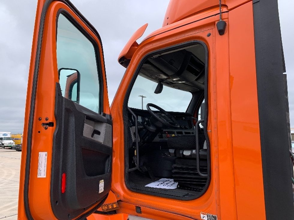 Day Cab Tractor-Heavy Duty Tractors-Freightliner-2019-T12664ST-San Antonio-TX-525,900\n\t\tmiles-$ 42,750 - Image 9