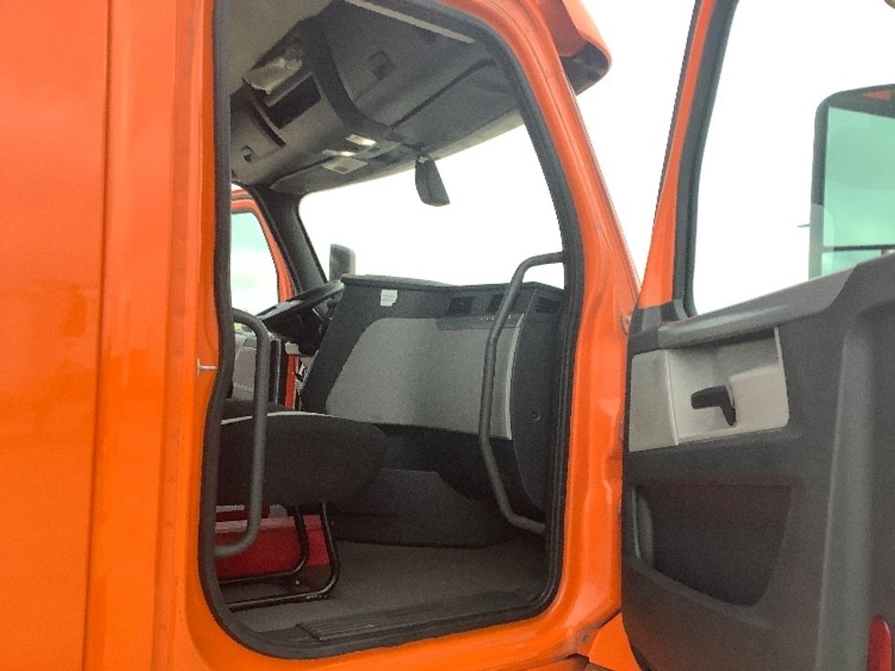 Day Cab Tractor-Heavy Duty Tractors-Freightliner-2019-T12664ST-San Antonio-TX-530,649\n\t\tmiles-$ 42,500 - Image 12