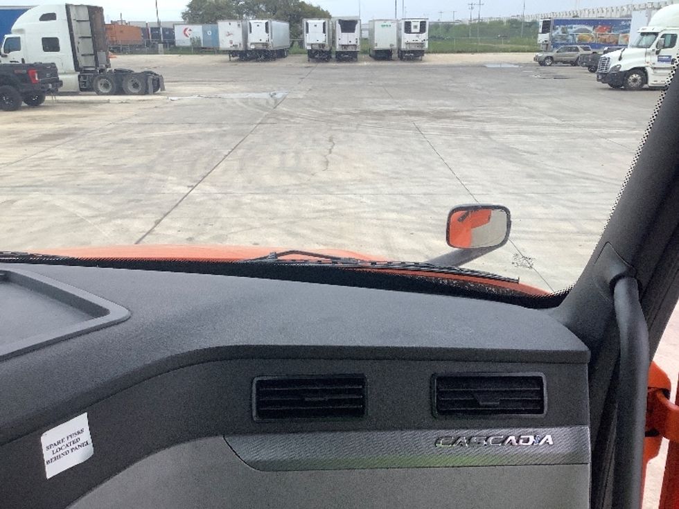 Day Cab Tractor-Heavy Duty Tractors-Freightliner-2019-T12664ST-San Antonio-TX-530,649\n\t\tmiles-$ 42,500 - Image 13