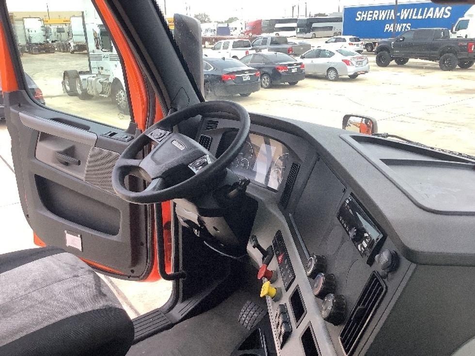 Day Cab Tractor-Heavy Duty Tractors-Freightliner-2019-T12664ST-San Antonio-TX-530,649\n\t\tmiles-$ 42,500 - Image 14