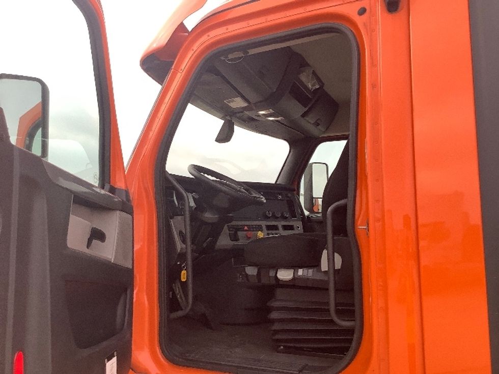 Day Cab Tractor-Heavy Duty Tractors-Freightliner-2019-T12664ST-San Antonio-TX-530,649\n\t\tmiles-$ 42,500 - Image 9
