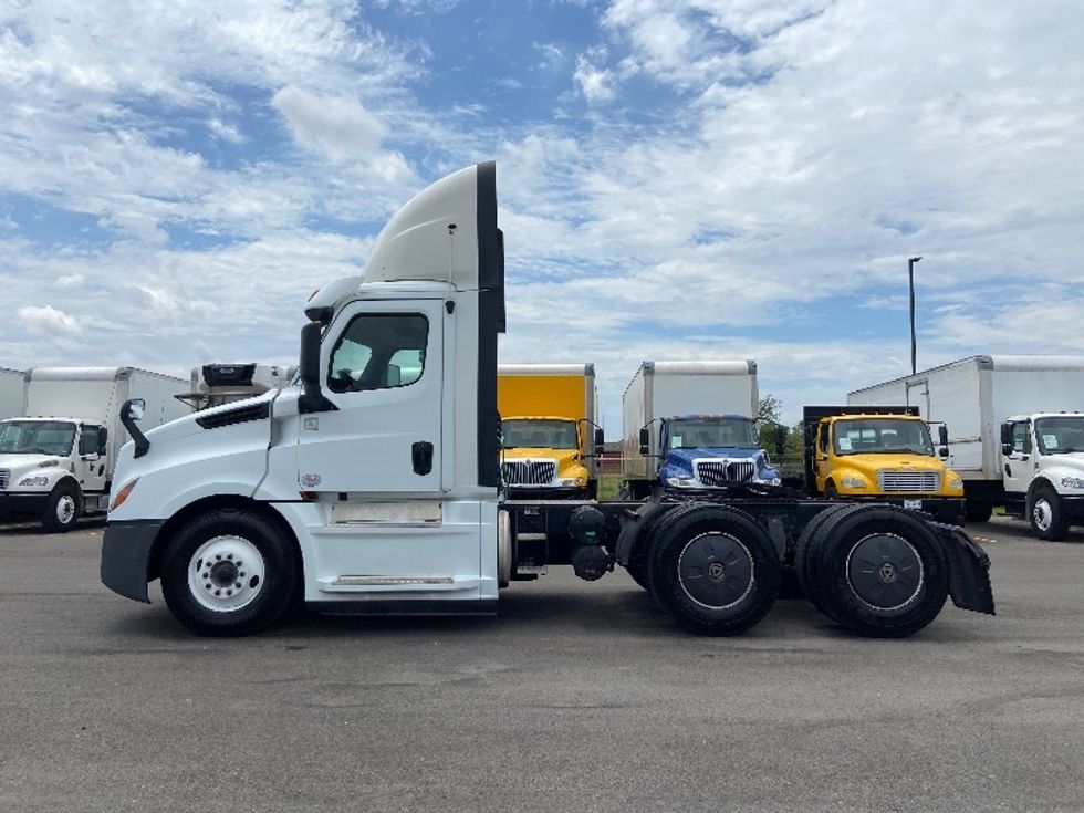 Day Cab Tractor-Heavy Duty Tractors-Freightliner-2019-T12664ST-San Antonio-TX-536,560\n\t\tmiles-$ 40,000 - Image 4