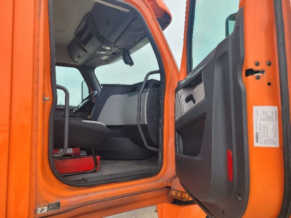 Day Cab Tractor-Heavy Duty Tractors-Freightliner-2019-T12664ST-San Antonio-TX-569,798\n\t\tmiles-$ 38,500 - Image 12