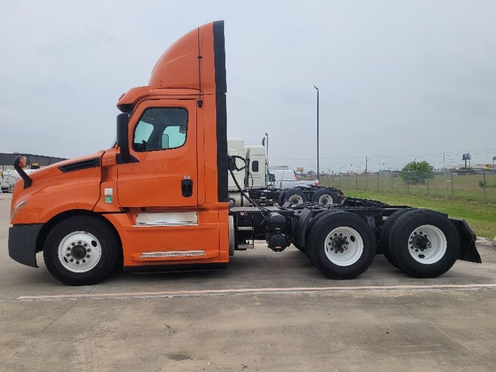 Day Cab Tractor-Heavy Duty Tractors-Freightliner-2019-T12664ST-San Antonio-TX-569,798\n\t\tmiles-$ 38,500 - Image 4
