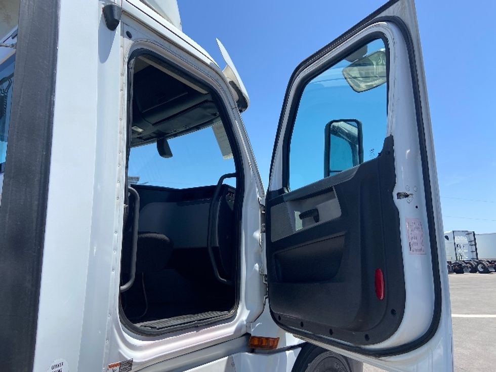 Day Cab Tractor-Heavy Duty Tractors-Freightliner-2019-T12664ST-San Antonio-TX-574,713\n\t\tmiles-$ 36,500 - Image 12