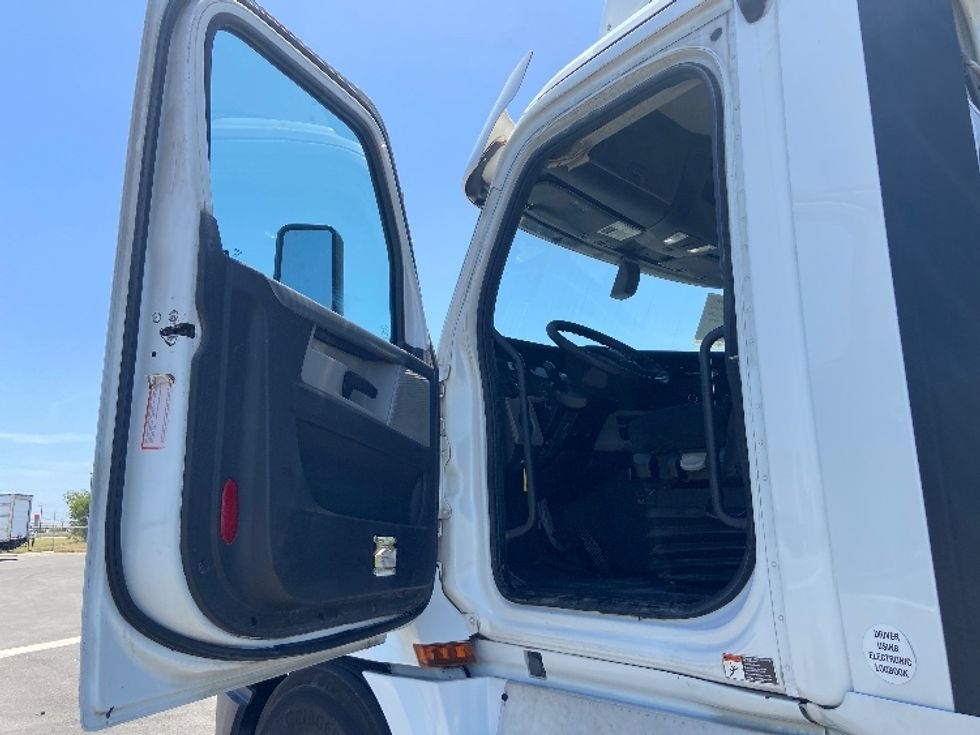 Day Cab Tractor-Heavy Duty Tractors-Freightliner-2019-T12664ST-San Antonio-TX-574,713\n\t\tmiles-$ 36,500 - Image 9
