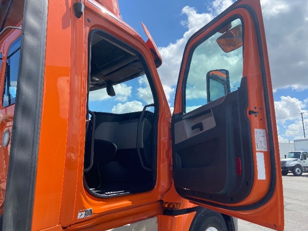 Day Cab Tractor-Heavy Duty Tractors-Freightliner-2019-T12664ST-San Antonio-TX-585,199\n\t\tmiles-$ 28,250 - Image 12