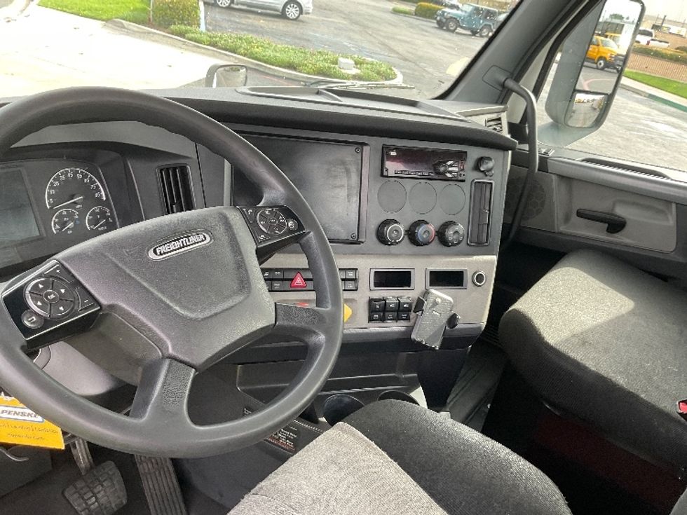 Day Cab Tractor-Heavy Duty Tractors-Freightliner-2019-T12664ST-Santa Ana-CA-266,603\n\t\tmiles-$ 52,750 - Image 10