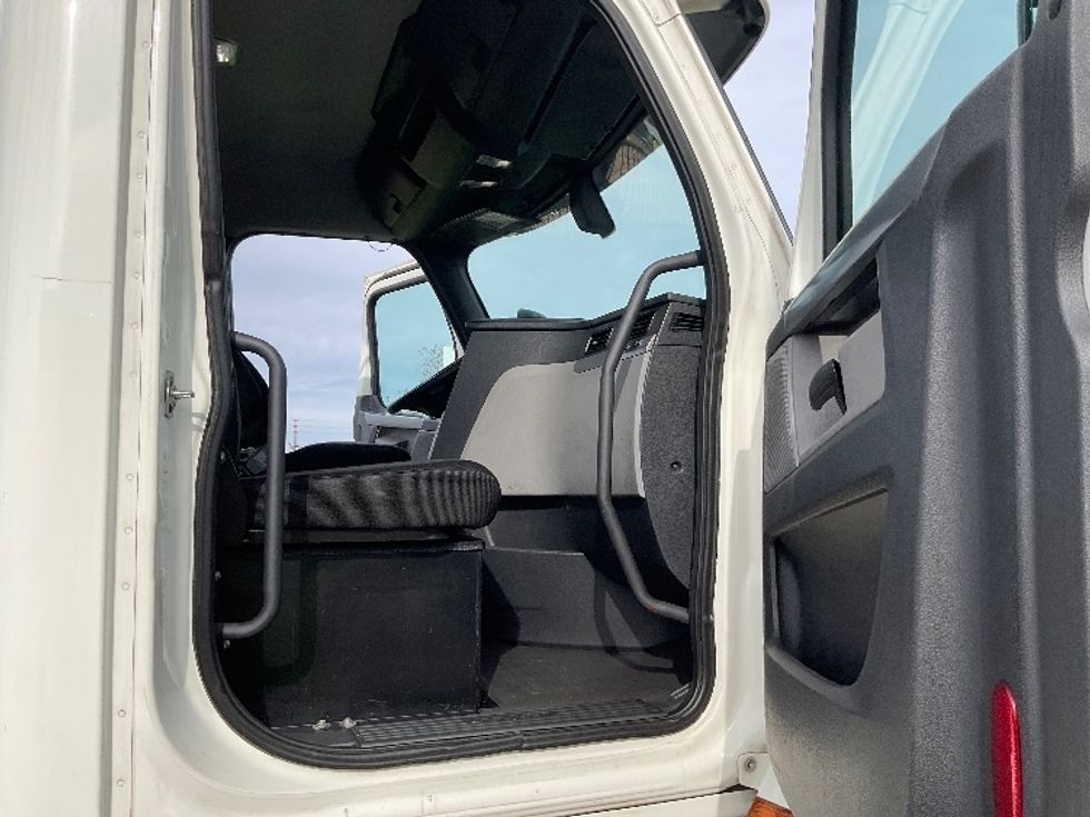 Day Cab Tractor-Heavy Duty Tractors-Freightliner-2019-T12664ST-Santa Ana-CA-266,603\n\t\tmiles-$ 52,750 - Image 11