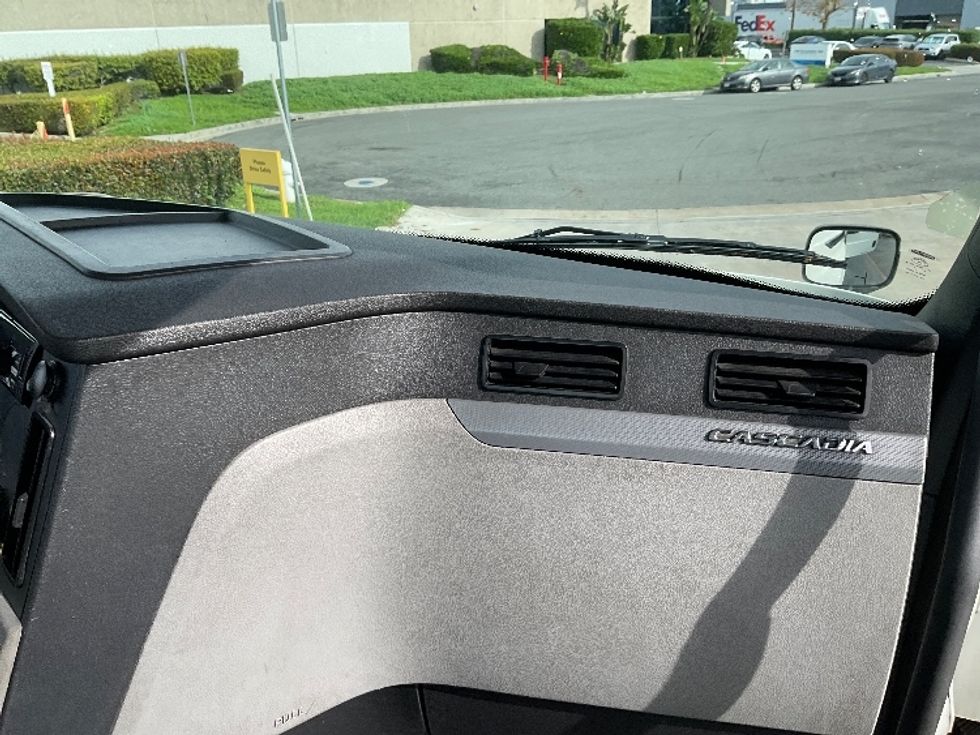 Day Cab Tractor-Heavy Duty Tractors-Freightliner-2019-T12664ST-Santa Ana-CA-266,603\n\t\tmiles-$ 52,750 - Image 12