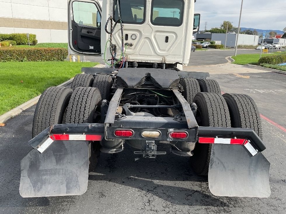 Day Cab Tractor-Heavy Duty Tractors-Freightliner-2019-T12664ST-Santa Ana-CA-266,603\n\t\tmiles-$ 52,750 - Image 6