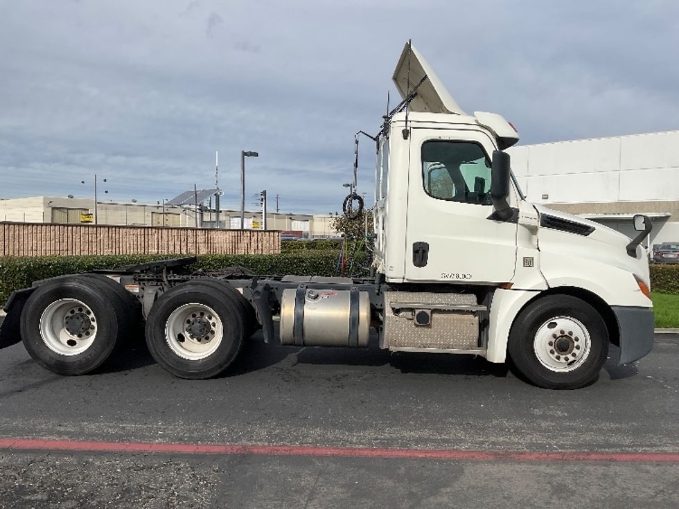 Day Cab Tractor-Heavy Duty Tractors-Freightliner-2019-T12664ST-Santa Ana-CA-266,603\n\t\tmiles-$ 52,750 - Image 8