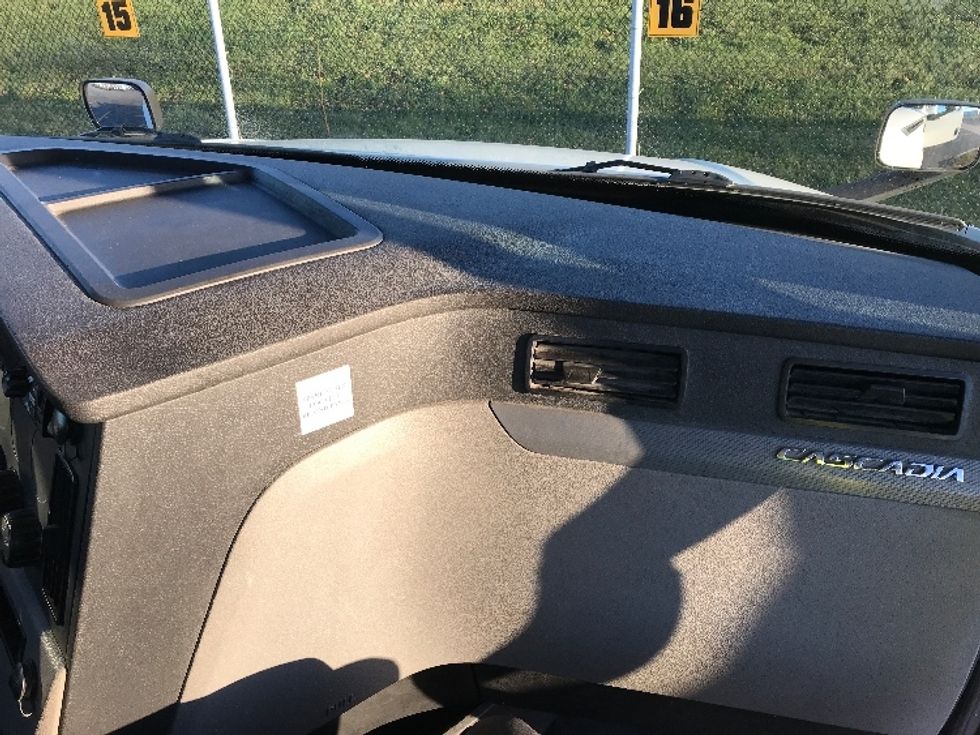 Day Cab Tractor-Heavy Duty Tractors-Freightliner-2019-T12664ST-Sherbrooke-PQ-633,655\n\t\tkm-$ 55,750 - Image 11