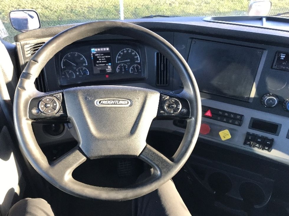 Day Cab Tractor-Heavy Duty Tractors-Freightliner-2019-T12664ST-Sherbrooke-PQ-633,655\n\t\tkm-$ 55,750 - Image 16