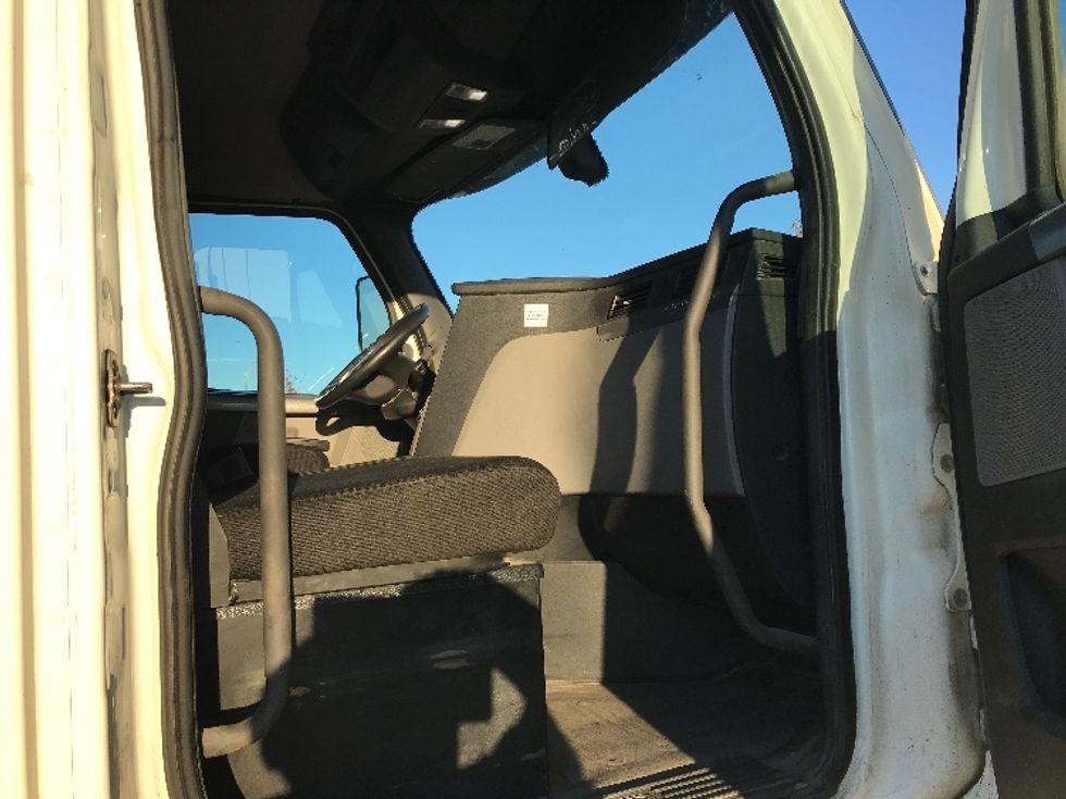 Day Cab Tractor-Heavy Duty Tractors-Freightliner-2019-T12664ST-Sherbrooke-PQ-633,655\n\t\tkm-$ 55,750 - Image 17