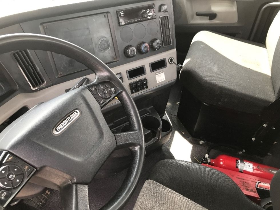 Day Cab Tractor-Heavy Duty Tractors-Freightliner-2019-T12664ST-Shreveport-LA-276,107\n\t\tmiles-$ 66,250 - Image 10