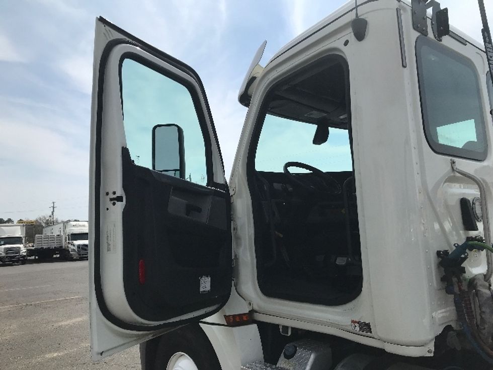 Day Cab Tractor-Heavy Duty Tractors-Freightliner-2019-T12664ST-Shreveport-LA-276,107\n\t\tmiles-$ 66,250 - Image 9