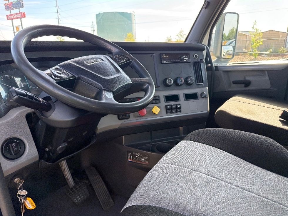 Day Cab Tractor-Heavy Duty Tractors-Freightliner-2019-T12664ST-Shreveport-LA-316,170\n\t\tmiles-$ 45,750 - Image 10