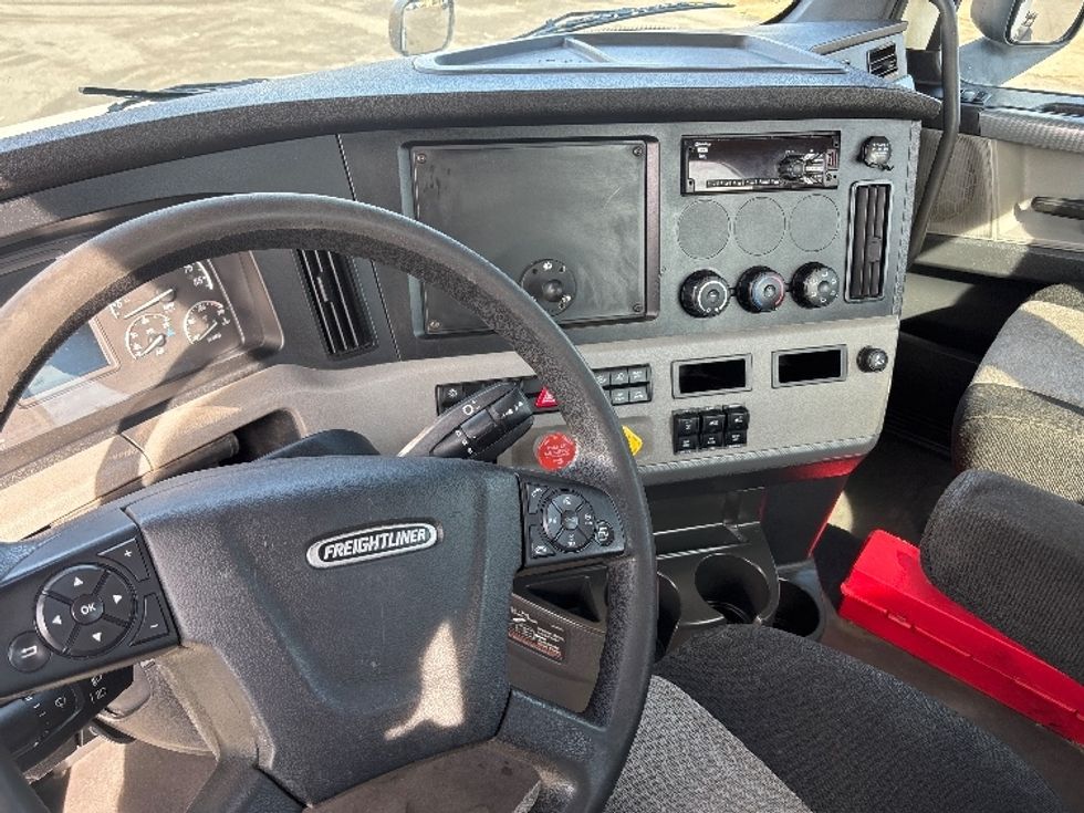 Day Cab Tractor-Heavy Duty Tractors-Freightliner-2019-T12664ST-Shreveport-LA-449,129\n\t\tmiles-$ 46,000 - Image 10