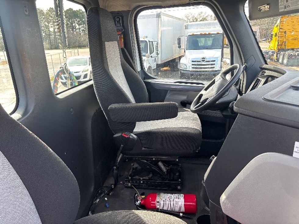 Day Cab Tractor-Heavy Duty Tractors-Freightliner-2019-T12664ST-Shreveport-LA-449,129\n\t\tmiles-$ 46,000 - Image 14