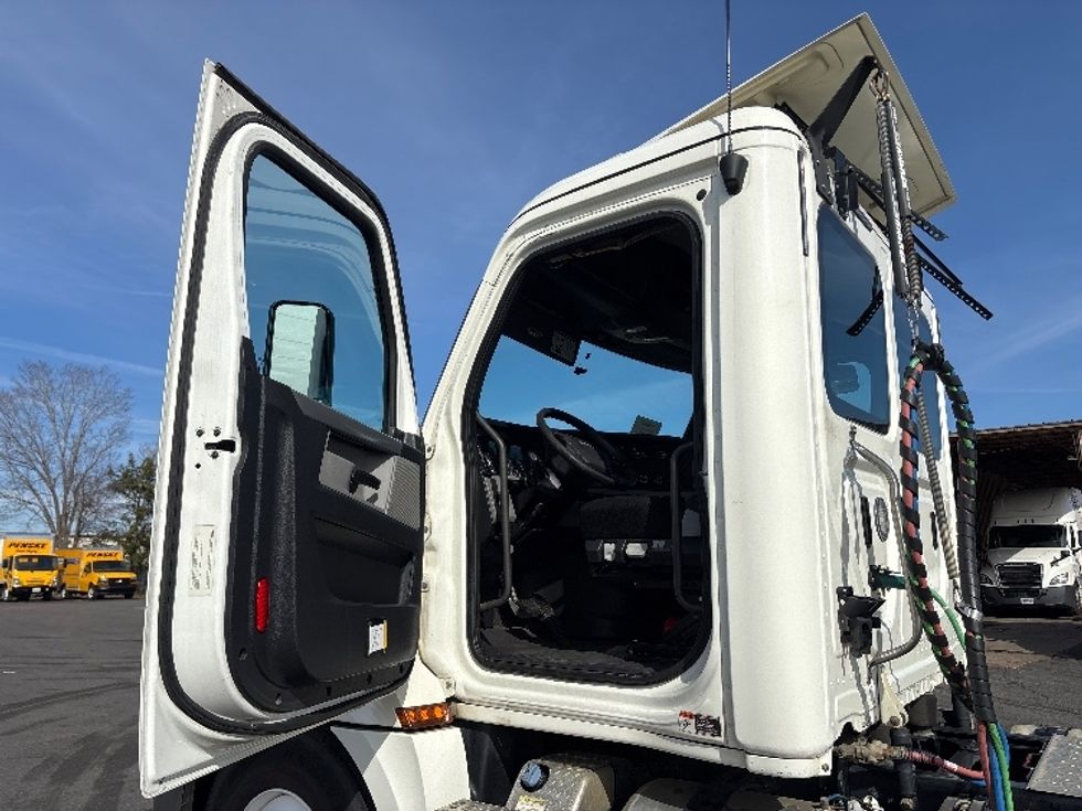 Day Cab Tractor-Heavy Duty Tractors-Freightliner-2019-T12664ST-Shreveport-LA-449,129\n\t\tmiles-$ 46,000 - Image 9