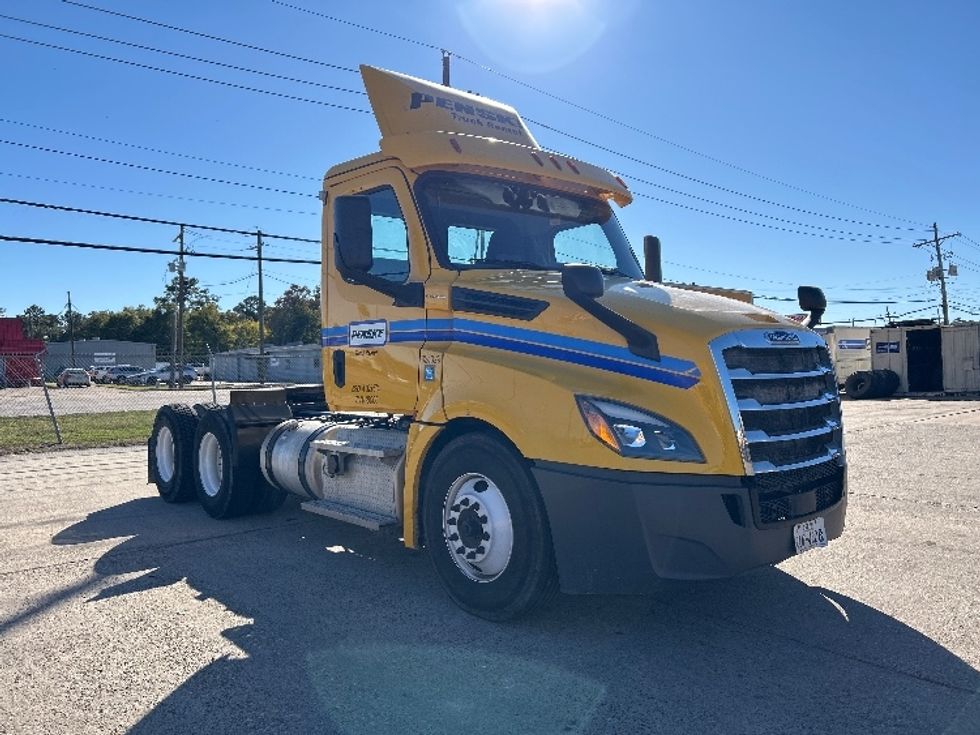 Day Cab Tractor-Heavy Duty Tractors-Freightliner-2019-T12664ST-Shreveport-LA-586,322\n\t\tmiles-$ 28,500 - Image 1