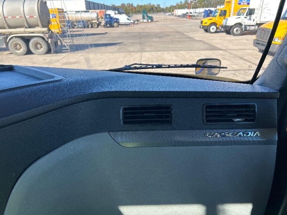 Day Cab Tractor-Heavy Duty Tractors-Freightliner-2019-T12664ST-Shreveport-LA-586,322\n\t\tmiles-$ 28,500 - Image 13