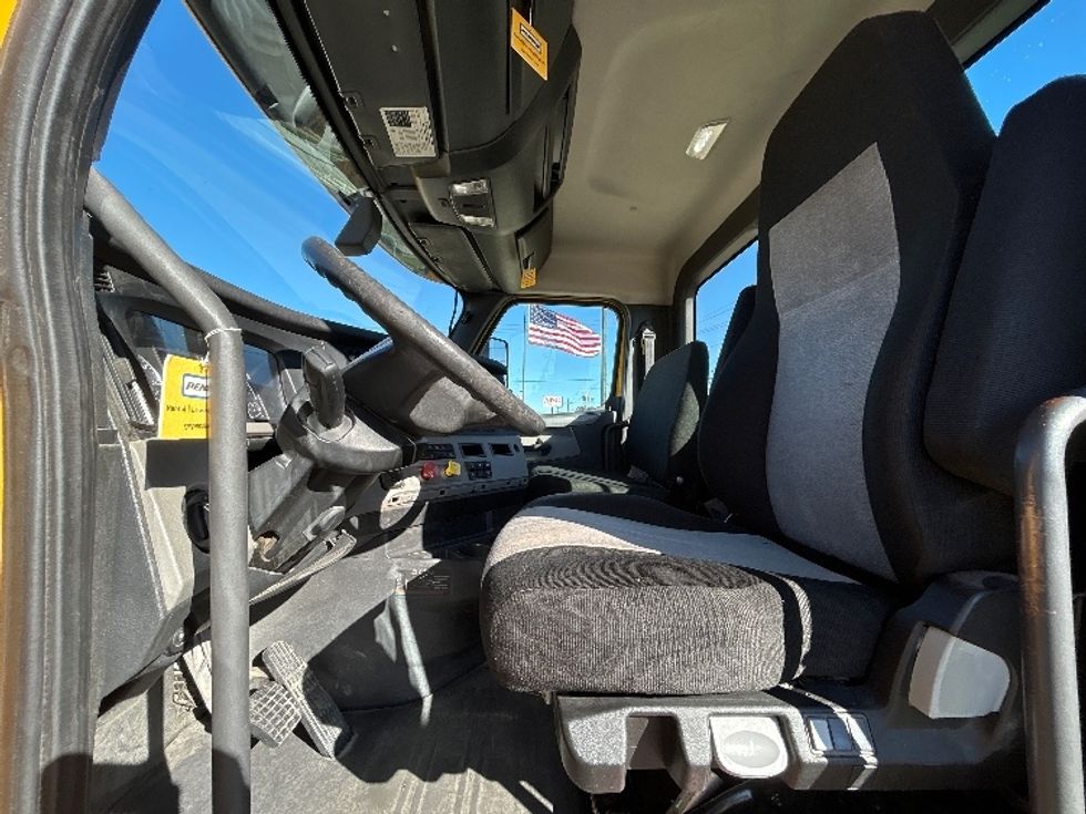 Day Cab Tractor-Heavy Duty Tractors-Freightliner-2019-T12664ST-Shreveport-LA-586,322\n\t\tmiles-$ 28,500 - Image 9