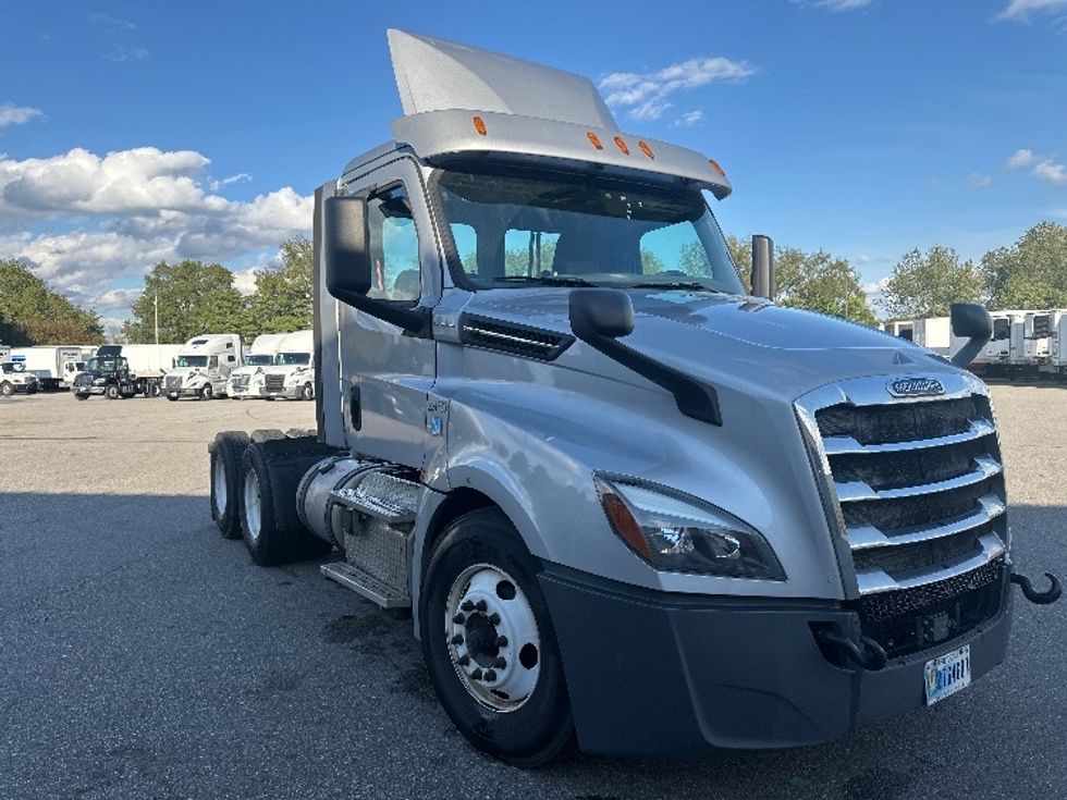 Day Cab Tractor-Heavy Duty Tractors-Freightliner-2019-T12664ST-South Bend-IN-291,752\n\t\tmiles-$ 50,750 - Image 1